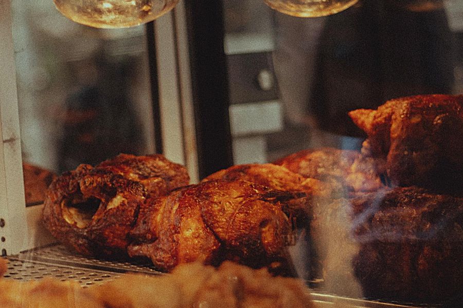 Pollos asados en el expositor de un asador