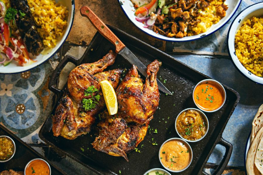 Pollo condimentado listo para ser servido